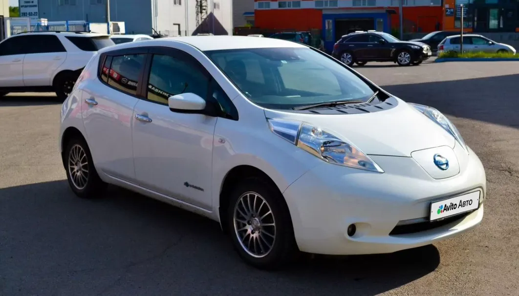 Белый Nissan Leaf, вид спереди