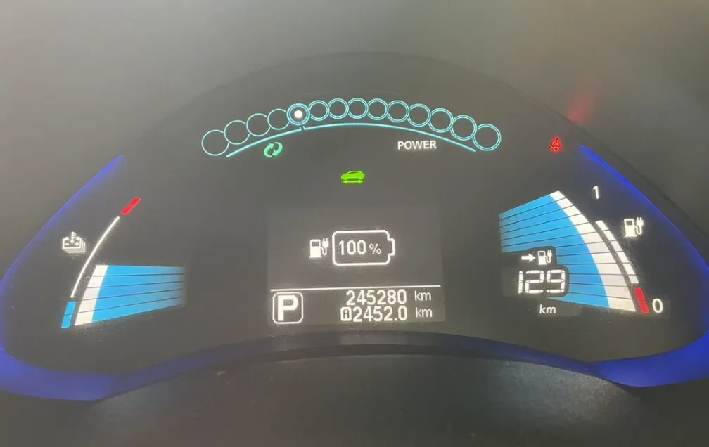 Панель приборов Nissan Leaf